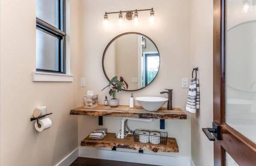 Hot Tub and Scenic Views at The Bailey Lodge - Foto 28