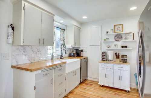 Charming Arlington Home with Hot Tub and Fenced Yard! - Foto 9