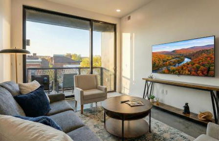 Chic Downtown Condo Steps from UIowa & Nightlife - Foto 1