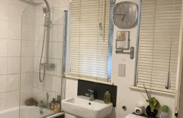 STUNNING GARDEN APARTMENT Central Exclusive Self Catering With Free Off Road Parking By Flat & Wiffi Beautifully Secluded 3 mins From All Amenities THIS IS A HOME NOT A HOTEL - Photo 6