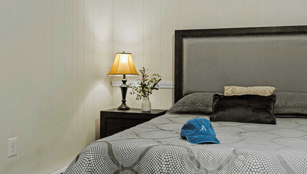 Frolic on Fern by Avantstay Enclosed Deck w/ Forest Views, Bar - Foto 4, Habitación