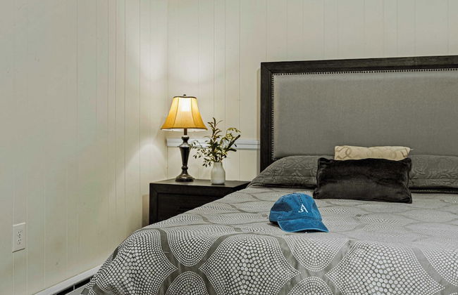 Frolic on Fern by Avantstay Enclosed Deck w/ Forest Views, Bar - Photo 15