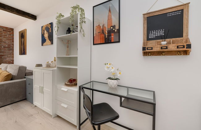 Modern Studio With Balcony by Renters - Photo 7