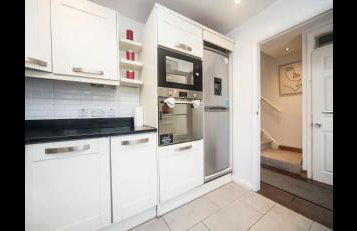 Spacious Chessington home with parking & garden - Photo 26