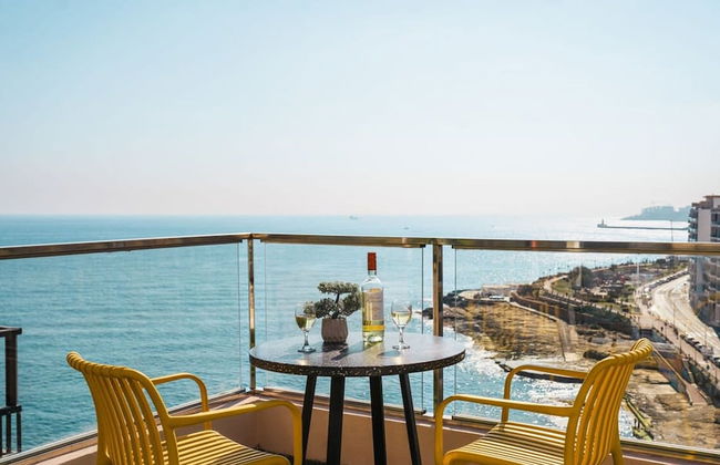 Gorgeous Seaviews From a Stunning Studio - Photo 18