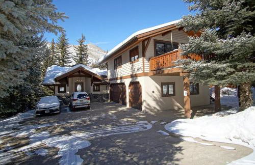 Outdoor Private Hot Tub, In Home Movie Theater, Luxurious Creekside Home - Photo 56