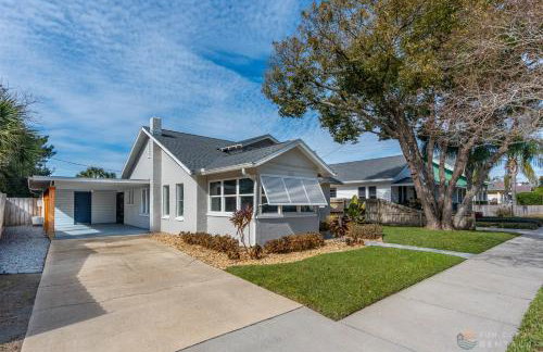 Adorable Dog Friendly Home with Fenced Yard, Office, STEPS to Canal & Hospital! - Foto 5