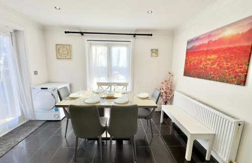 Spacious 3-Bed Home with Garden, Private Parking, Smart Tv's, Fast Wi-Fi - Photo 23