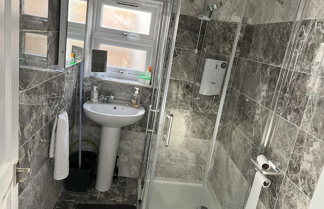 Remarkable 1-bed Outhouse Studio in Dagenham - Photo 9