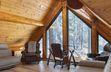 Pinetree Place by Avantstay Group Cabin w/ Hot Tub Minutes to the Lake - Photo 34