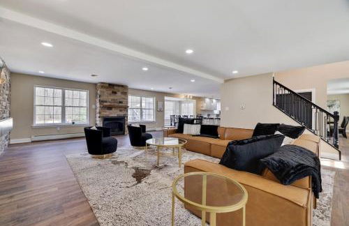 Luxe Lrg Pocono House for 18 Hot Tub/Gameroom/Pool - Foto 5