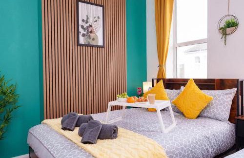 Stylish 3 Bedroom Sea View Apartment -Free Parking- Sleeps 9 - Photo 1