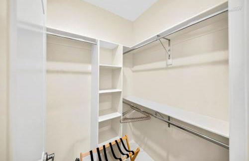 Spacious 6BR Stay with Parking and Near DTLA - Foto 34