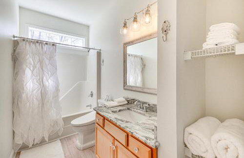 Bright and Elegant Home in High Point with Deck! - Foto 23