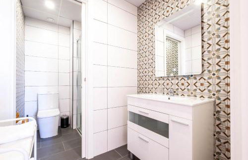 Well Lit and Creatively Designed Apartment - Photo 18