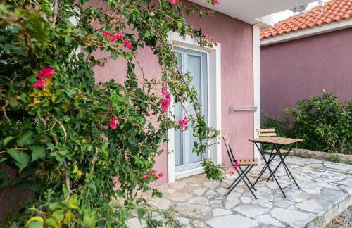 Lorraine's Cottage Style Studios, shared swimming pool and bbq only for guests at Simotata village - Photo 23