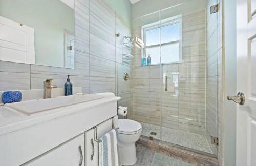 Picturesque beach house with plenty of room and amazing decks, close to beach - Foto 15