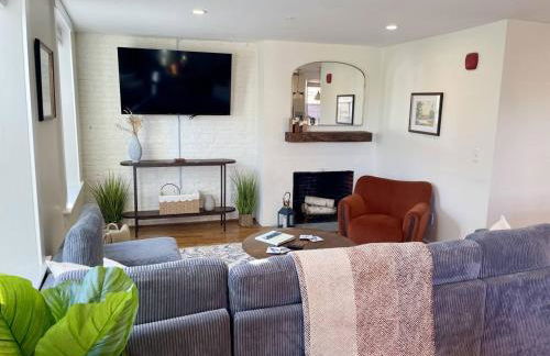 4 King Suites, Downtown, Outlets, Beach, Historic - Photo 7