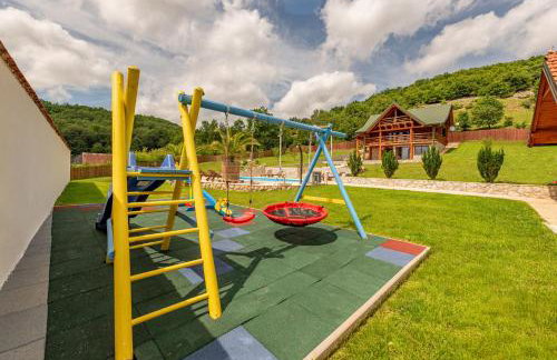 Luxury Family Lodge - Pool, Spa & Tennis Paradise - Photo 20