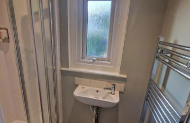 Entire Charming Three Bedroom Seaside House With Garden - Close to Town & Beach, Ideal for Groups, Families - Foto 23