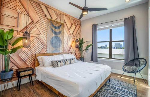 Luxury Downtown Home w Rooftop Deck in the Skyline - Photo 7