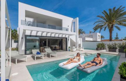 VACATION MARBELLA I Villa Marbesa White Pearl, Two Private Pools, 3min walk to the Beach, Fastest WiFi, Built in 2024 - Foto 4
