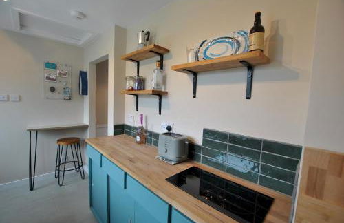 Carpenters Cottage- coastal stay with garden - Foto 7