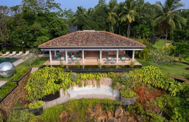 Cool and Contemporary Hilltop Villa With Ocean Views - Photo 43