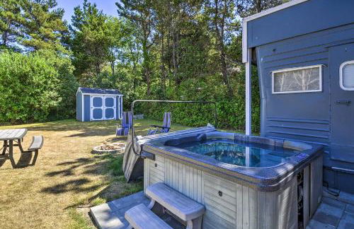 Coastal PNW Gem with Hot Tub - Walk to Beach! - Foto 1