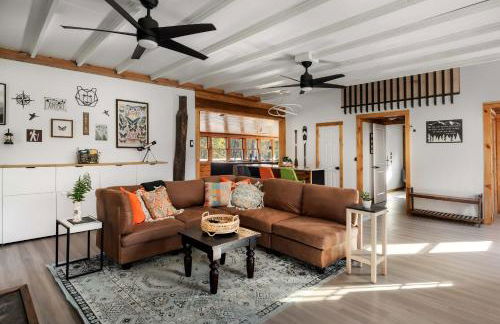 Riverfront w Deck Grill Fire pit & Climbing Wall - Photo 2