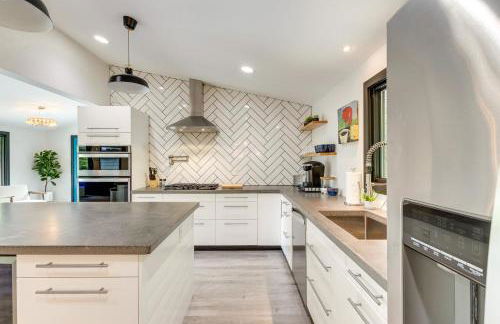 Riverfront Appleton Home with Pool and Boat Dock! - Foto 12