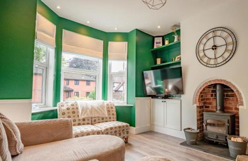 Exquisite Renovation in Central Location with Garden and Parking - Photo 2