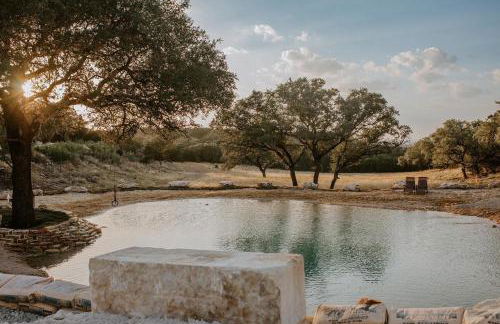 Hummingbird Haus - Hill country views on 20 acres with firepit - Photo 1