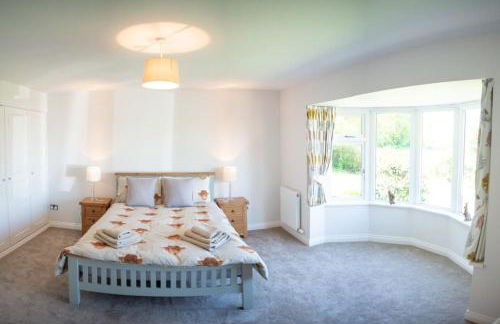 Country Crabtree Bungalow with large wild garden - Photo 4