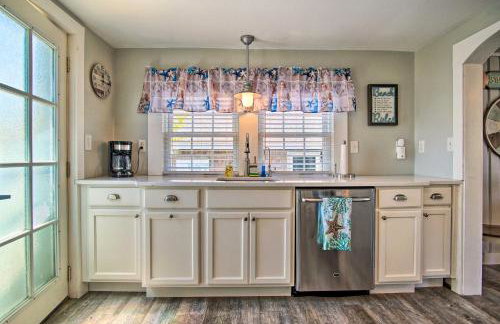 Walk to Swifts Beach! Classic Cottage with Deck - Foto 8