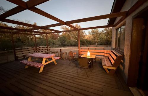 Cozy Creekside Cottage with Deck and Fire Pit in Camp Verde, Arizona - Foto 12