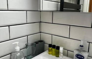 The Cherry Hill Studio - Kitchenette, bathroom, parking and lovely garden - Photo 12