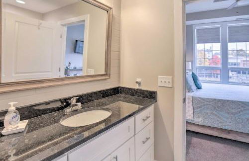 Luxe Manistee Condo with Balcony and River Views! - Foto 18