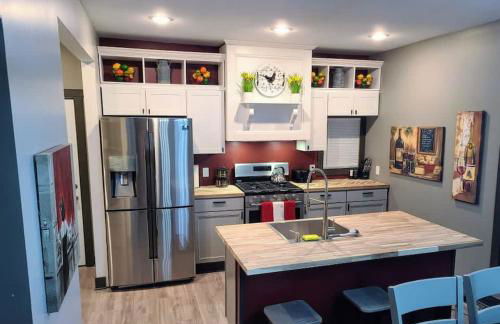 King Bed In Main Floor - Downtown Vacation Rental - Foto 33