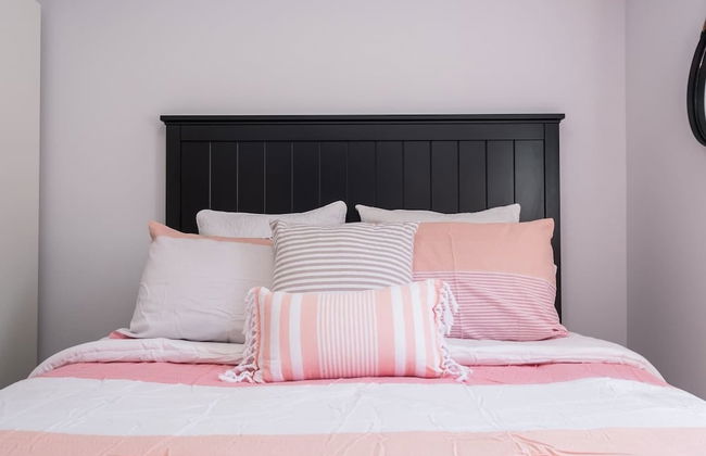 Chic & Central 3-bedroom in Little Italy - Photo 3