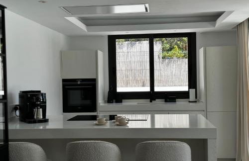 Marbella Bliss - Luxury 4-Bedroom VILLA with Garden, Private POOL & Jacuzzi, Marbesa near- 5 min to the Cabopino Beach - Photo 24