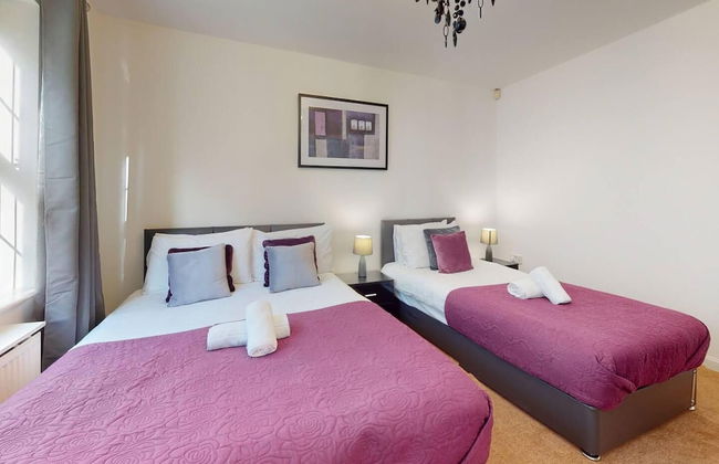 Stunning 2-bed Apartment in Grays - Photo 4