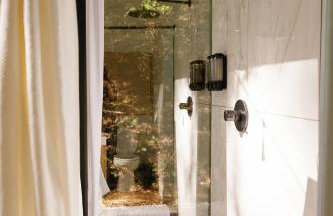 Modern Mirror Home w/ Hot-tub | “Glass House” #2 - Foto 22