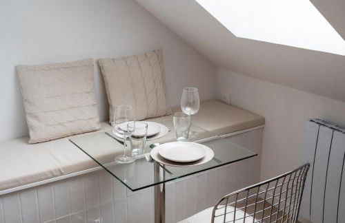 Studio sous les combles côté rue, parking gratuit - Foto 13