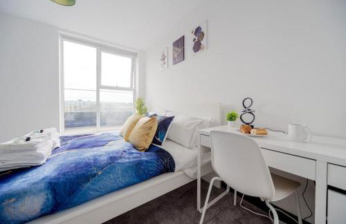 Step Free 2 Bed 2 bath Oasis FlatIClose to David Lloyd Gym with Fully Equipped Kitchen& Parking in DartfordIMins from station and 45 mins into Central London - Photo 9