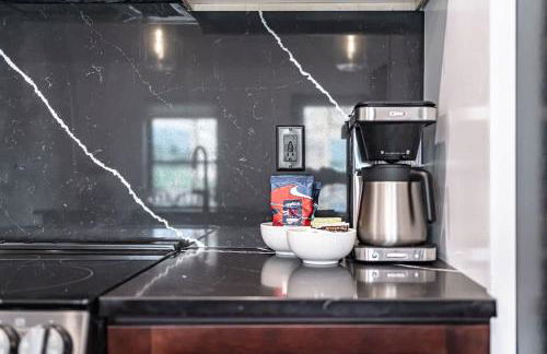 Unique Townhome with AC Garage Patio - Foto 11