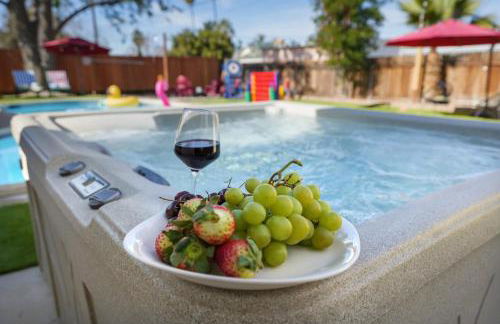 Sleeps 12 - Hot Tub - Pool - Game Room & Fire Pit! - Foto 19