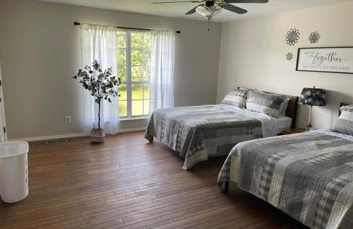 Spacious Cabin Retreat - Sleeps 12 -1hr from STL - Foto 9