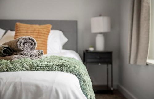 Cozy 2BR Getaway, King Bed, Free Parking - Foto 41