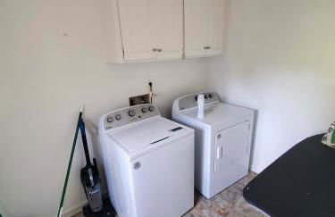 Large Fenced Yard near Midtown- Shamrock Stay - Foto 79